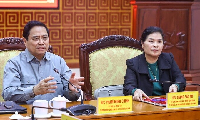 Thủ tướng Phạm Minh Chính (bìa trái) và Bí thư Tỉnh ủy Lai Châu Giàng Páo Mỷ tại cuộc làm việc ngày 19/11. Ảnh: Nhật Bắc
