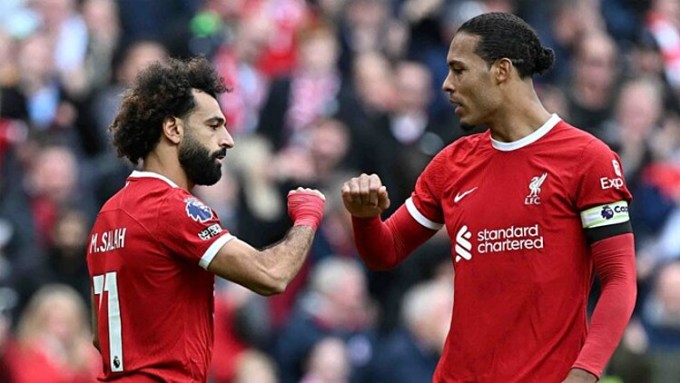 Van Dijk (phải) đang lấy lại phong độ đỉnh cao ở Liverpool mùa này. Ảnh: AFP