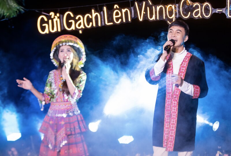 Vợ chồng nghệ sĩ bolero Trường Sơn - Kim Thư biểu diễn tại đêm nhạc.