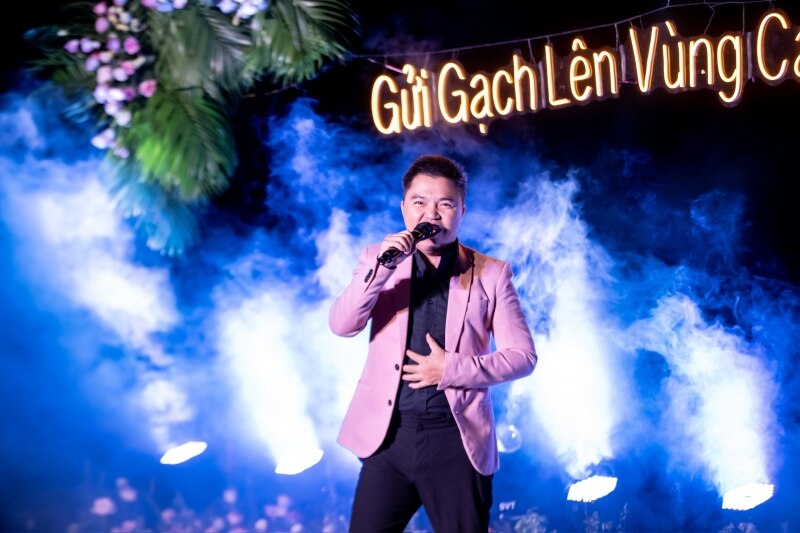 Ca sĩ Lê Minh - nhóm MTV biểu diễn tại đêm nhạc.