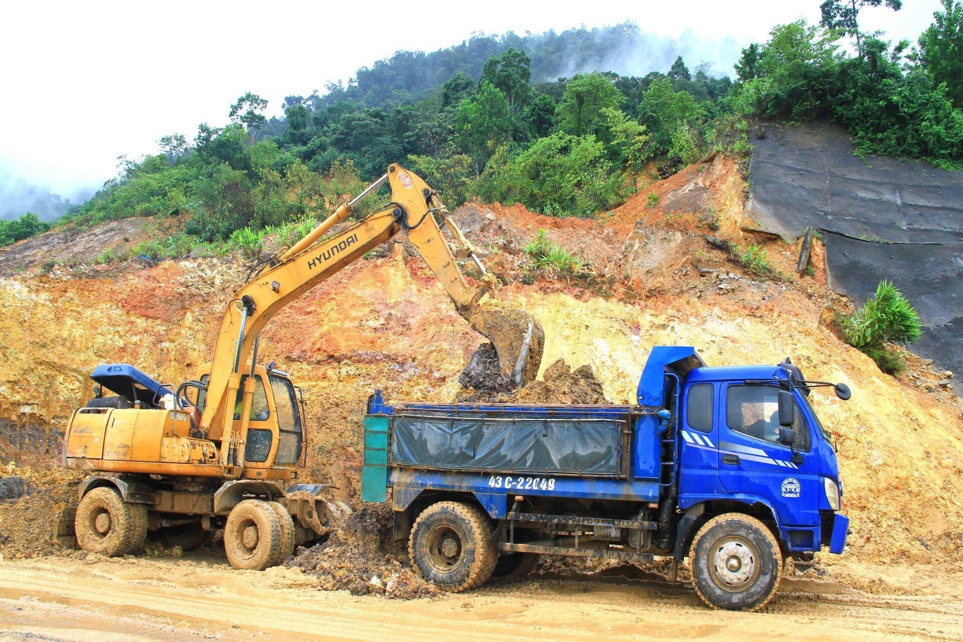 Почва и камни разбросаны по шоссе Ла Сон - Vietnam.vn