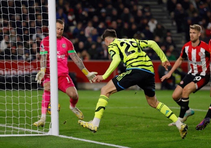 Havertz đánh đầu ghi bàn ấn định thắng lợi 1-0 cho Arsenal trên sân Brentford ở vòng 13 Ngoại hạng Anh tối 25/11. Ảnh: Reuters