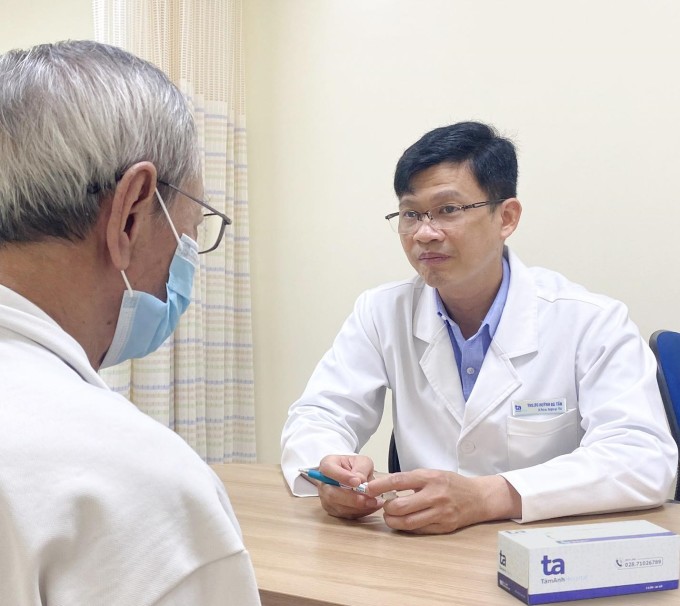 Bác sĩ Bá Tấn tư vấn cho bệnh nhân. Ảnh: Nguyễn Trăm