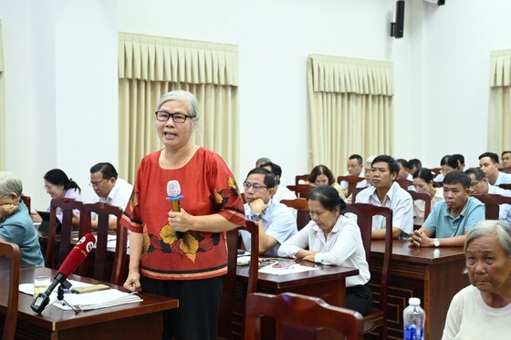 Cử tri quận Bình Tân nêu ý kiến tại buổi tiếp xúc cử tri. Ảnh: VĂN MINH