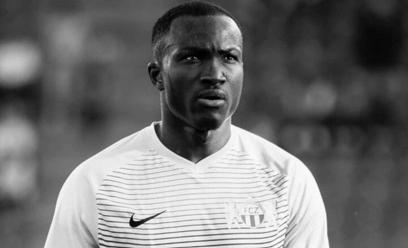 Cầu thủ bóng đá người Ghana đột tử ngay trên sân cỏ