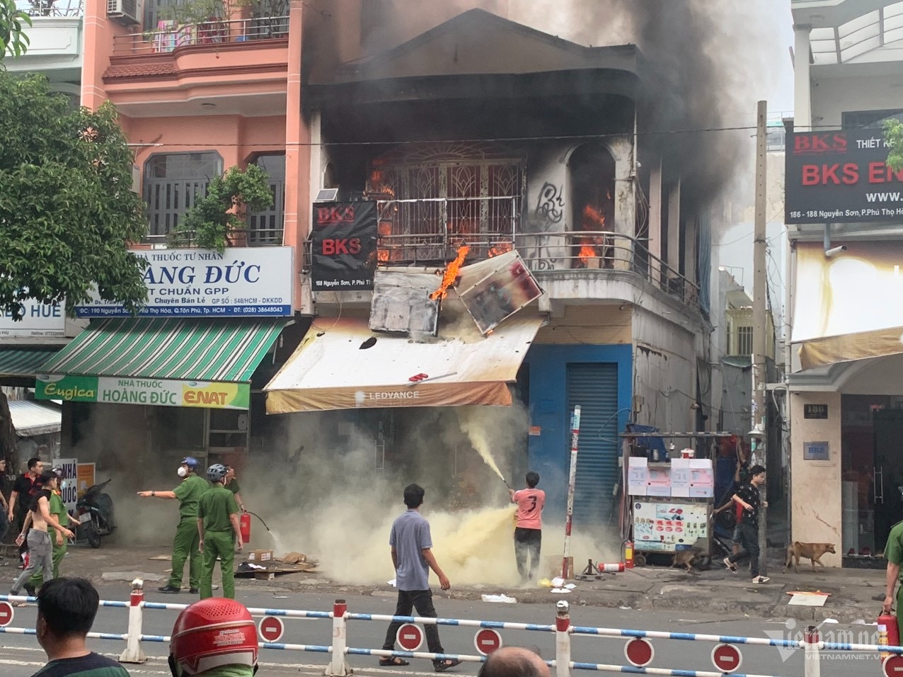 Huge fire in two-story house in Ho Chi Minh City with explosion, many ...