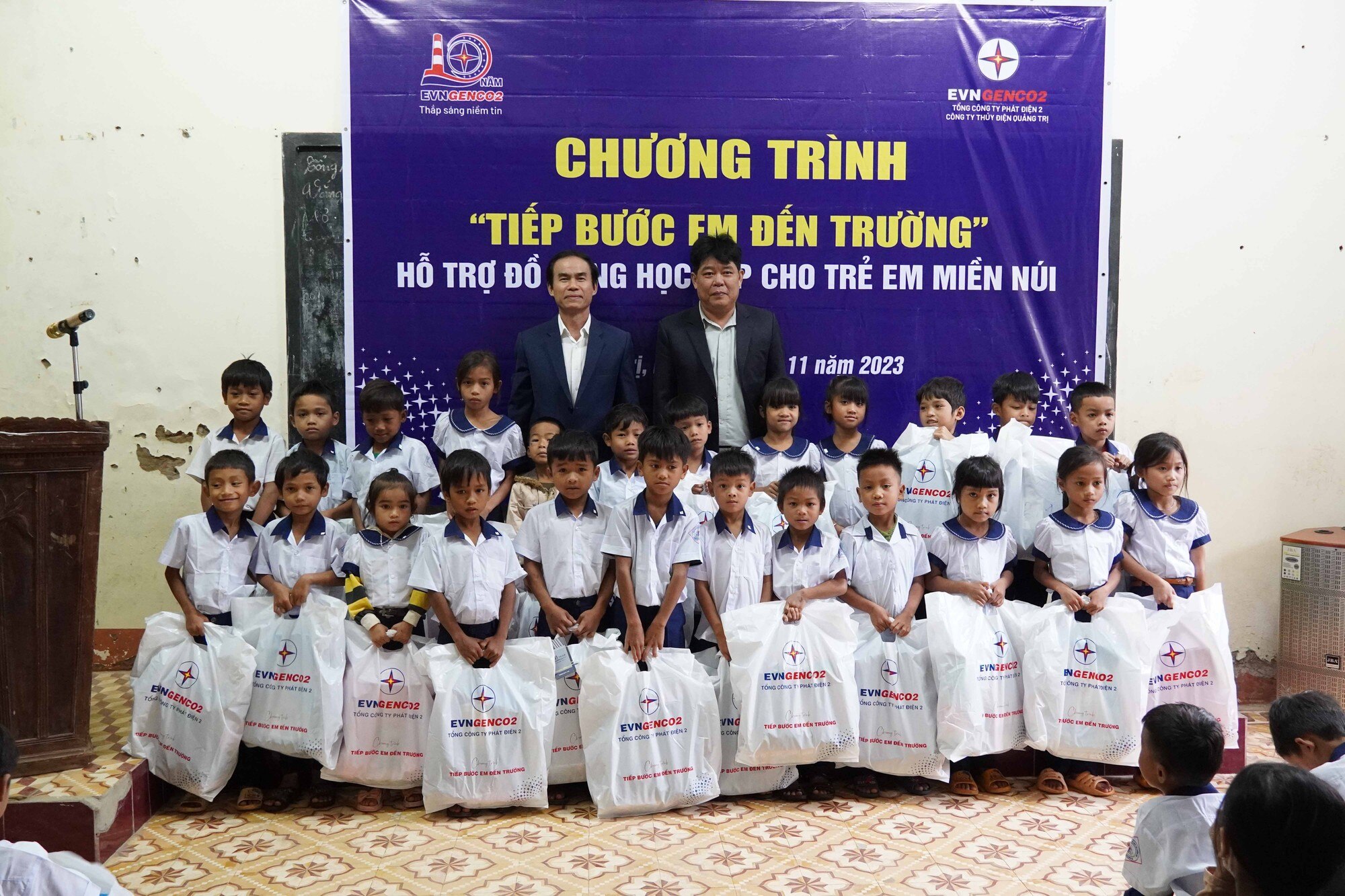 Công ty Thủy điện Quảng Trị tặng quà cho học sinh vùng cao - Ảnh 1.