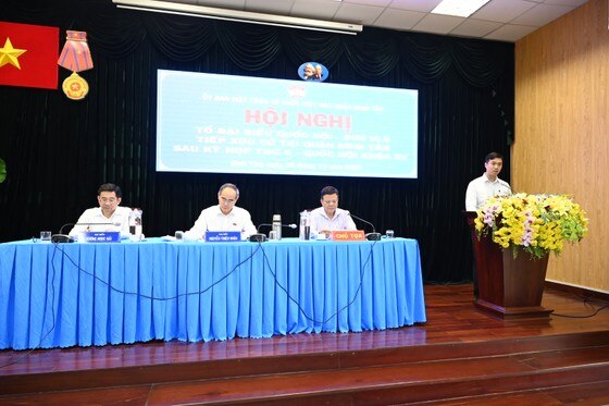 Tổ đại biểu Quốc hội (ĐBQH) TPHCM đơn vị số 6 tiếp xúc cử tri quận Bình Tân. Ảnh: VĂN MINH