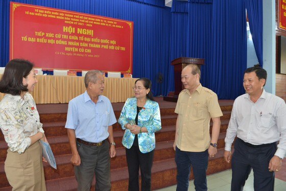 Chủ tịch HĐND TPHCM Nguyễn Thị Lệ trao đổi cùng cử tri và lãnh đạo huyện Củ Chi. Ảnh: CAO THĂNG