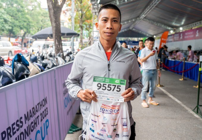 Trương Văn Tâm là một trong những runner có mặt nhận Bib sớm nhất. Ảnh: Tùng Đinh