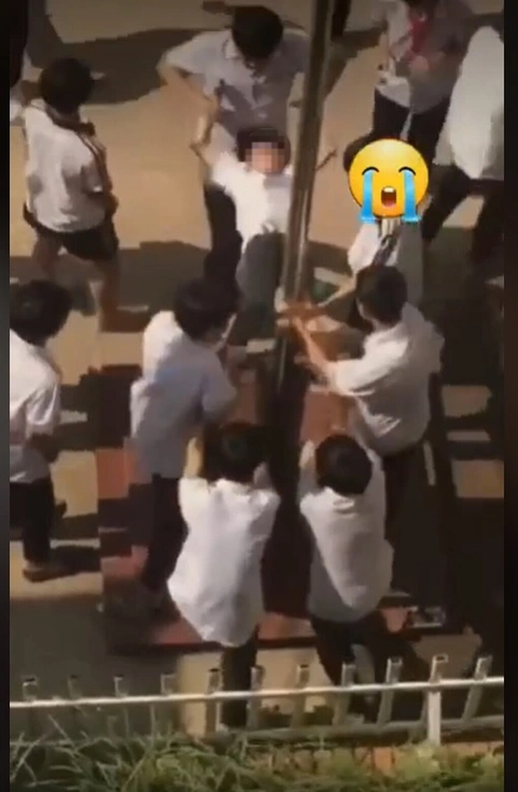 Hà Nội: Nam sinh bị nhóm bạn giữ chặt tay chân, thúc vùng kín vào cột cờ - 1