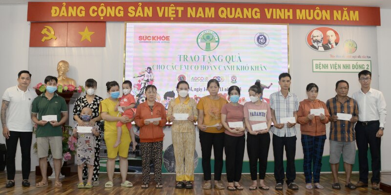 Nhà báo Nguyễn Thành Luân (bên phải) và đại diện BTC giải bóng đá CEO FC trao tặng viện phí cho các bệnh nhi có hoàn cảnh khó khăn.
