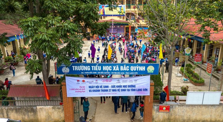 Toàn cảnh Ngày hội Vệ sinh - Sức khỏe học đường và Lễ khánh thành 27 nhà vệ sinh cho em tại Lạng Sơn do Quỹ Vì tầm vóc Việt, Tập đoàn TH, Ngân hàng TMCP Bắc Á đồng hành tài trợ.