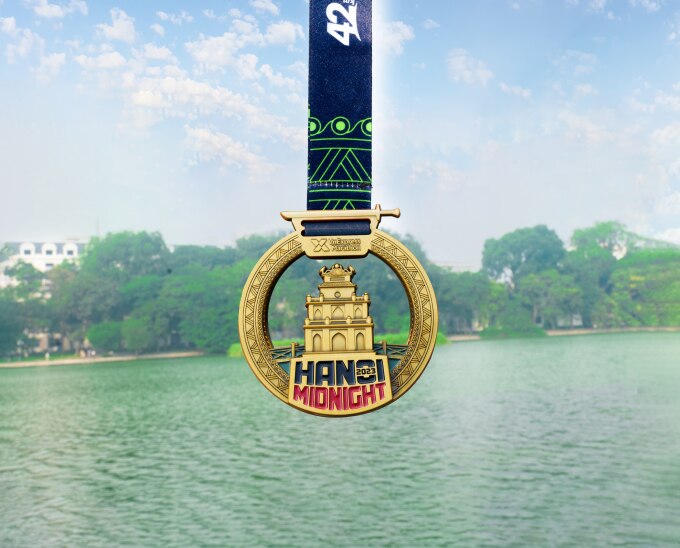 Huy chương VnExpress Marathon Hanoi Midnight 2023 có thiết kế rỗng. Ảnh: Ngọc Thành