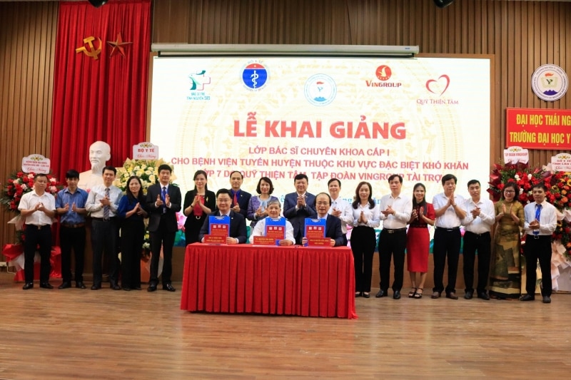 Lễ ký kết hợp tác đào tạo giữa lãnh đạo Dự án 585, Quỹ Thiện tâm và Trường Đại học Y- Dược Thái Nguyên.