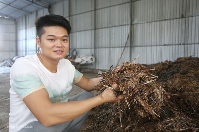 Nguyễn Hà Thiên từng thua lỗ nhưng không bỏ cuộc để sản xuất phân bón từ lông gà. Ảnh: Đắc Thành