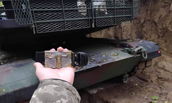 Binh sĩ Ukraine đứng trước xe tăng M1A1 Abrams trong ảnh công bố ngày 6/11. Ảnh: X/2S7 Pion