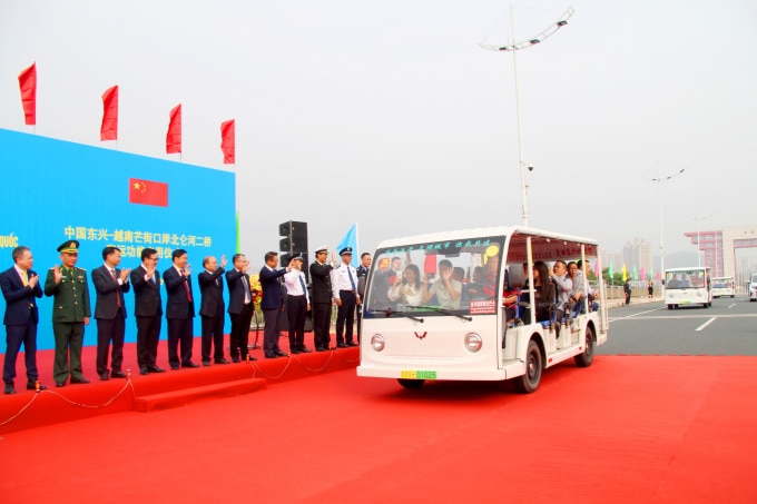 Xe điện trung chuyển hai phía Việt Nam, Trung Quốc đã chở khách du lịch xuất cảnh đi qua vạch phân quản cầu Bắc Luân II. Ảnh: Xuân Hoa