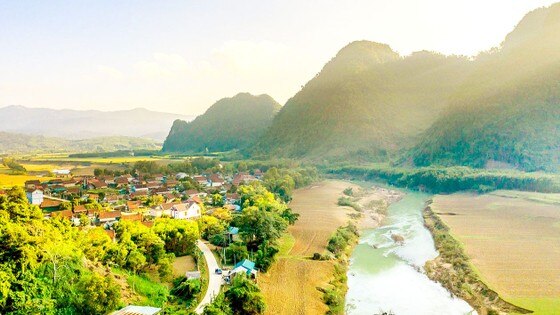 Tân Hóa trở thành làng du lịch tốt nhất thế giới, được xem là nơi tạo ra lực hút du khách mới ở Quảng Bình. Ảnh: HÓA MINH