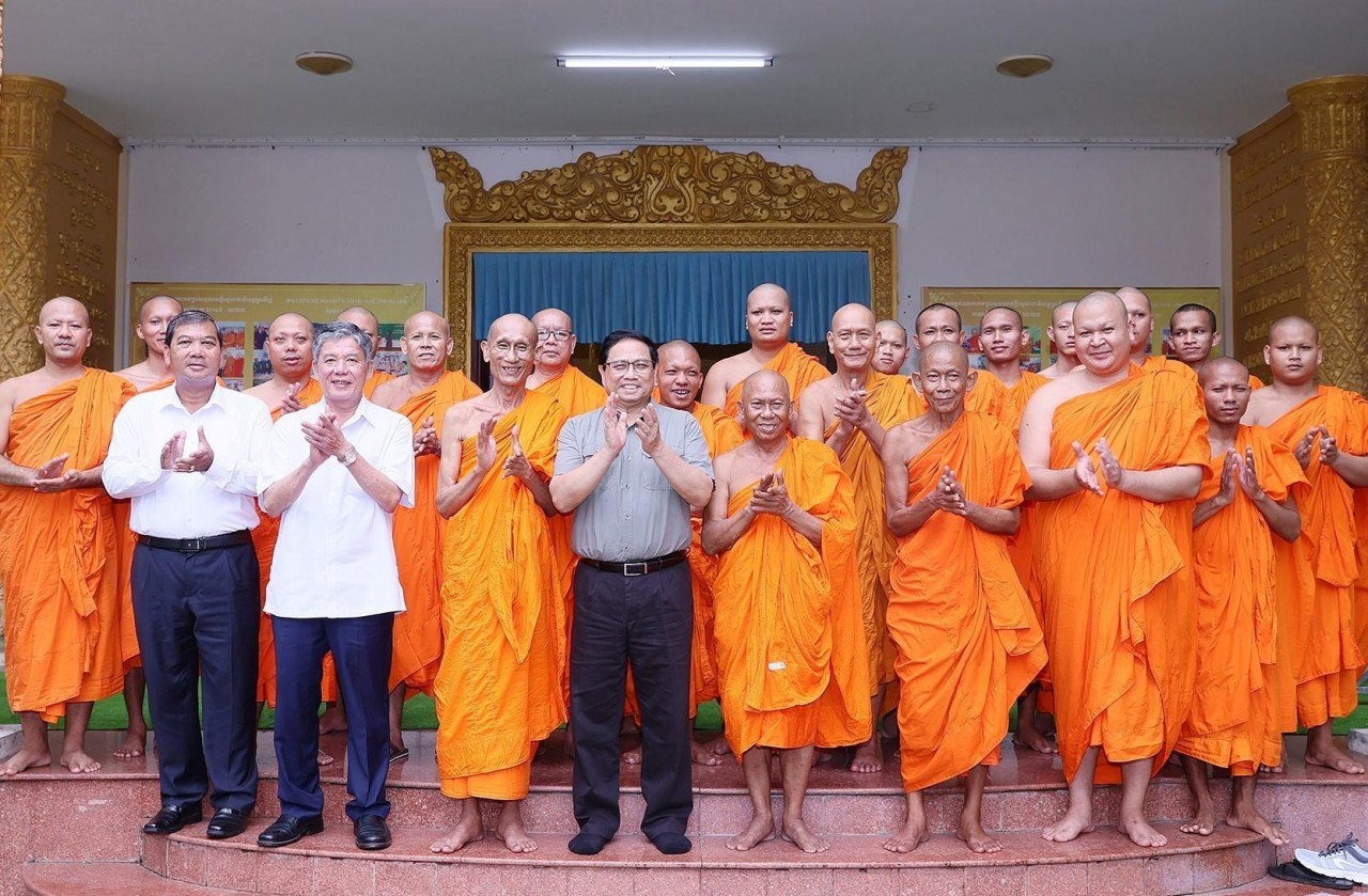 Nhân dịp Lễ Sen Dolta năm 2023 của đồng bào Khmer Nam Bộ, chiều 15/10/2023, Thủ tướng Phạm Minh Chính đến thăm, chúc mừng Hội Đoàn kết sư sãi yêu nước tỉnh Trà Vinh. (Nguồn: TTXVN)
