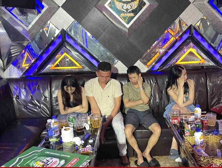 Nhóm người "mở tiệc" ma túy tại quán karaoke New 86. (Ảnh: C.A)