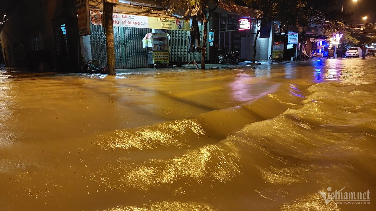 Вода быстро поднялась, жители Дананга бросились «убегать» ночью - Vietnam.vn