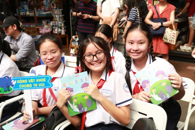 Sự kiện ra mắt sách Một sức khỏe thu hút các em học sinh từ các trường trong khu vực TP HCM đến tham dự. Ảnh: Minh Phú.