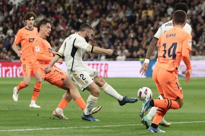 Carvajal (số 2) dứt điểm mở tỷ số trận Real thắng Valencia 5-1 ở vòng 13 La Liga ngày 11/11. Ảnh: AFP
