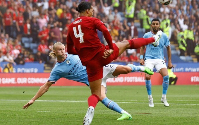 Van Dijk (đỏ) ngăn chặn cú dứt điểm của Haaland trong trận tranh Siêu Cup Anh đầu mùa này. Ảnh: Action Images.