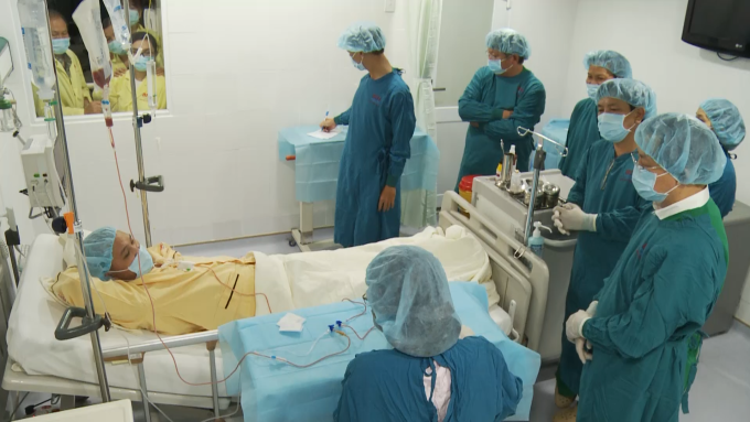 Bệnh nhân 25 tuổi được ghép tế bào gốc nhận từ Đài Loan, tại Bệnh viện Truyền máu Huyết học TP HCM. Ảnh: Bệnh viện cung cấp