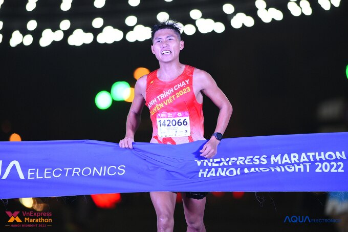 Vũ Đình Duân về nhất VnExpress Marathon Hanoi Midnight 2022. Ảnh: VM