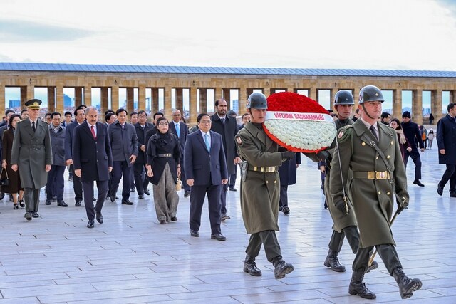 Thủ tướng vào lăng viếng 'người cha của đất nước Thổ Nhĩ Kỳ hiện đại'- Ảnh 2.