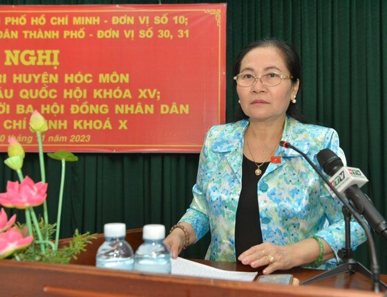 Chủ tịch HĐND TPHCM Nguyễn Thị Lệ ghi nhận ý kiến cử tri. Ảnh: CAO THĂNG