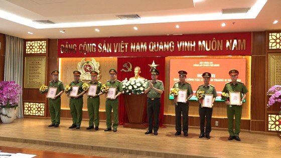 Thiếu tướng Lê Hồng Nam, Giám đốc Công an TPHCM trao khen thưởng cho các đơn vị, cá nhân có thành tích xuất sắc