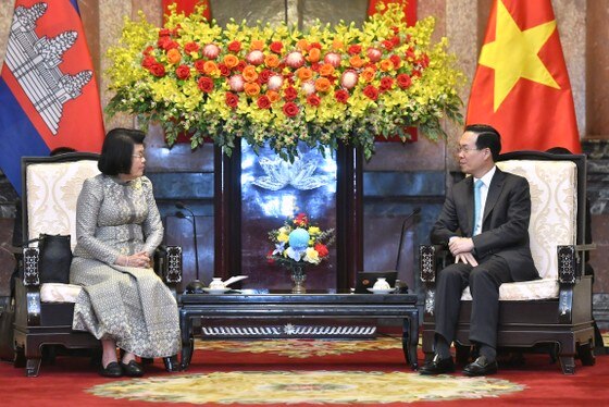 Chủ tịch nước Võ Văn Thưởng và Chủ tịch Quốc hội Campuchia Samdech Khuon Sudary trao đổi các vấn đề cùng quan tâm tại buổi tiếp. Ảnh: QUANG PHÚC