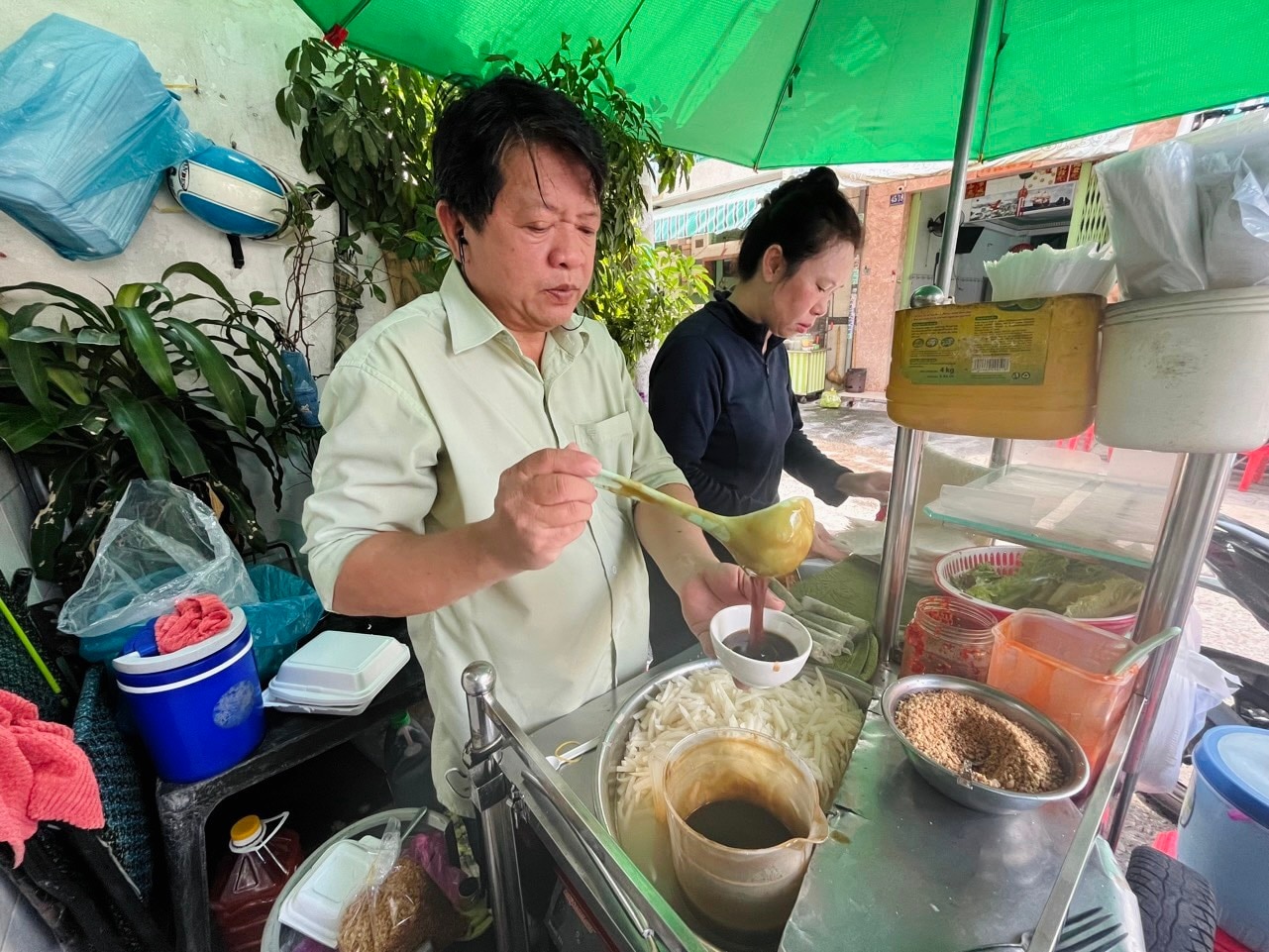 Bò bía rẻ nhất Sài Gòn: bán hơn 25 năm, khách mê vì nước chấm độc quyền - Ảnh 2.