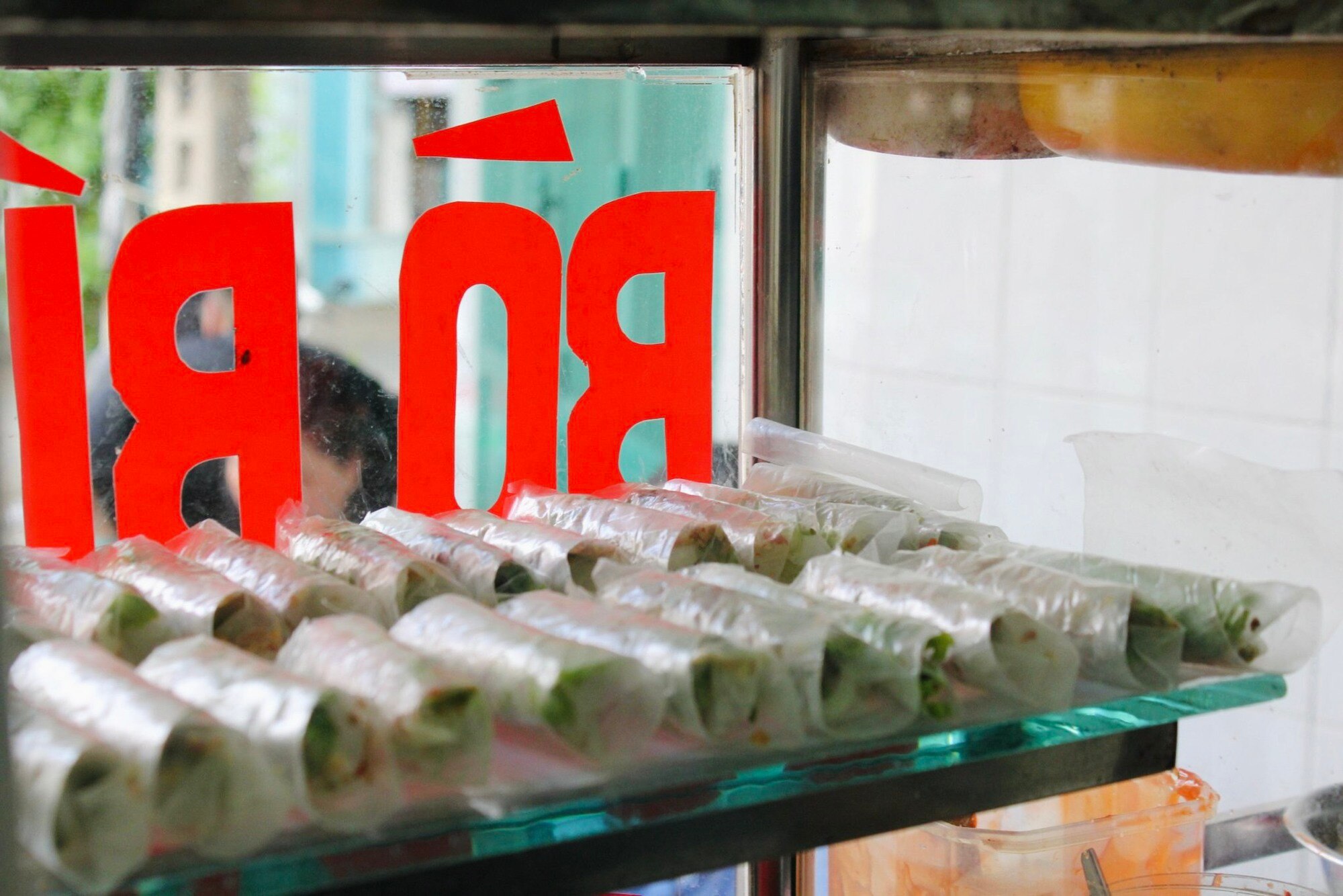 Bò bía rẻ nhất Sài Gòn: bán hơn 25 năm, khách mê vì nước chấm độc quyền - Ảnh 3.