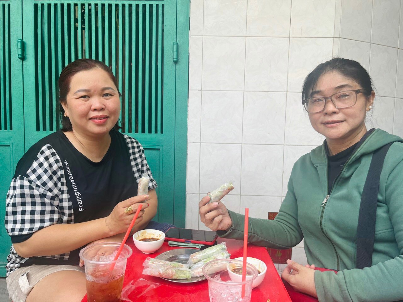 Bò bía rẻ nhất Sài Gòn: bán hơn 25 năm, khách mê vì nước chấm độc quyền - Ảnh 4.