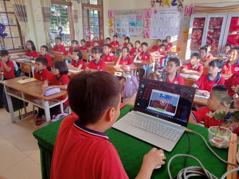 Các em học sinh ở Mộc Châu hào hứng tham gia Chương trình Sinh hoạt Đội số