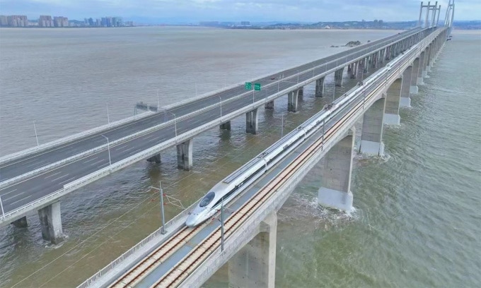 Tàu cao tốc chạy trên cầu vượt biển Vịnh Tuyền Châu ngày 31/8/2023. Ảnh: China State Railway Group Co., Ltd.