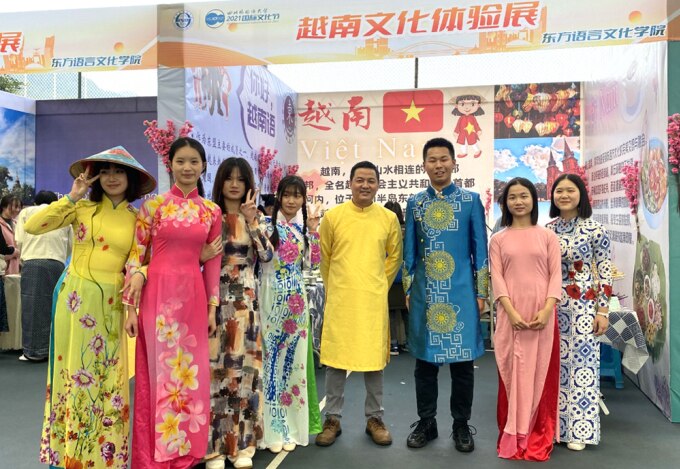 Thầy Diện (thứ tư từ phải sang) cùng sinh viên khoa tiếng Việt trong lễ hội văn hóa quốc tế của trường năm 2022. Ảnh: Nhân vật cung cấp