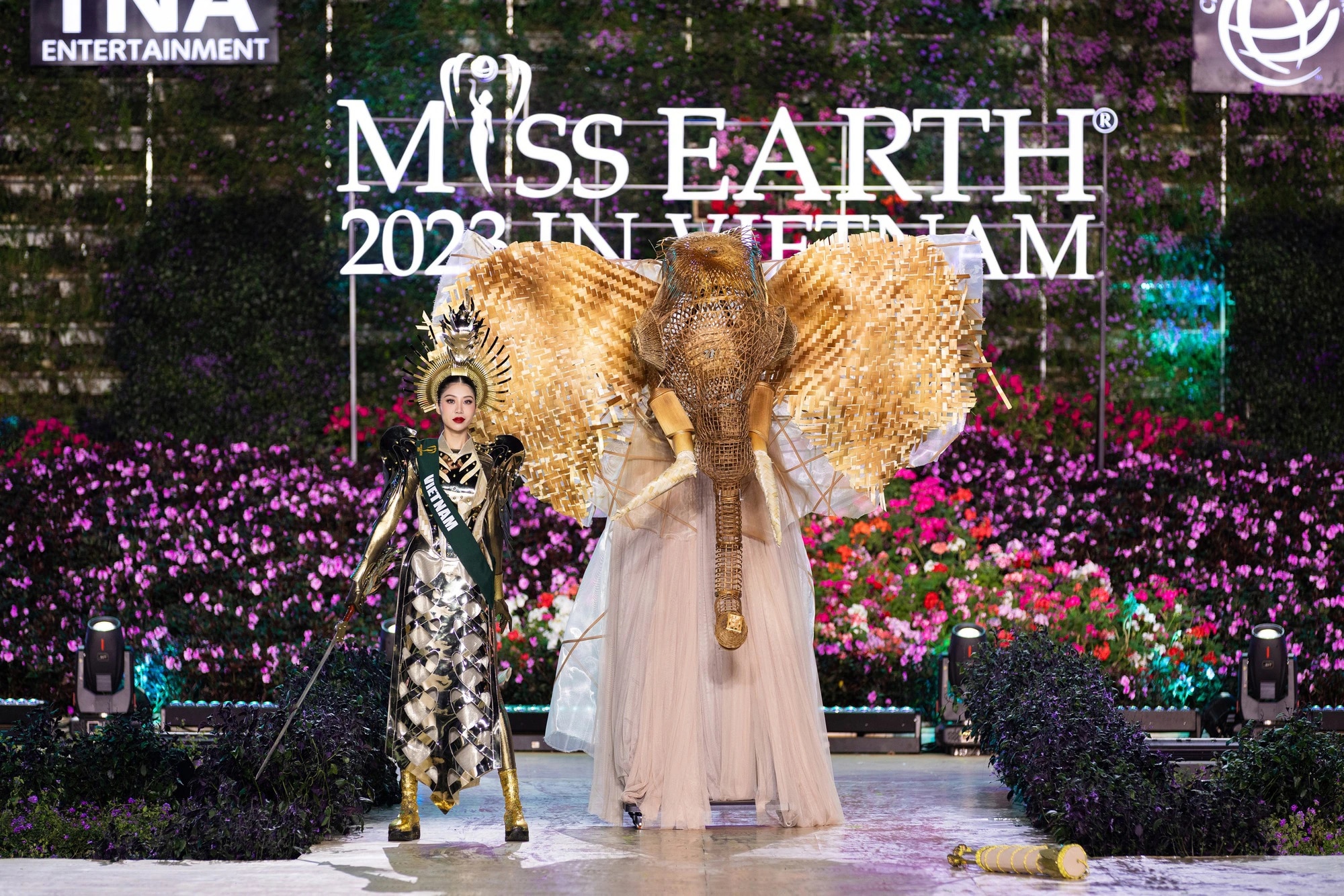 Bán kết Miss Earth 2023 màn trình Trang phục Dân tộc bùng nổ hình ảnh cỏ hoa, muông thú - Ảnh 2.