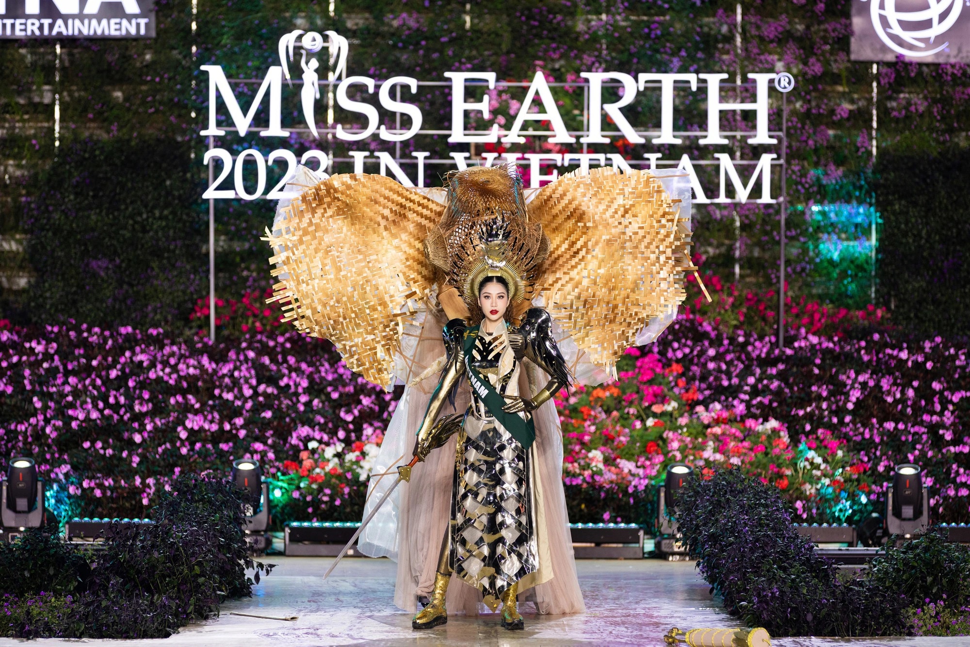 Bán kết Miss Earth 2023 màn trình Trang phục Dân tộc bùng nổ hình ảnh cỏ hoa, muông thú - Ảnh 3.