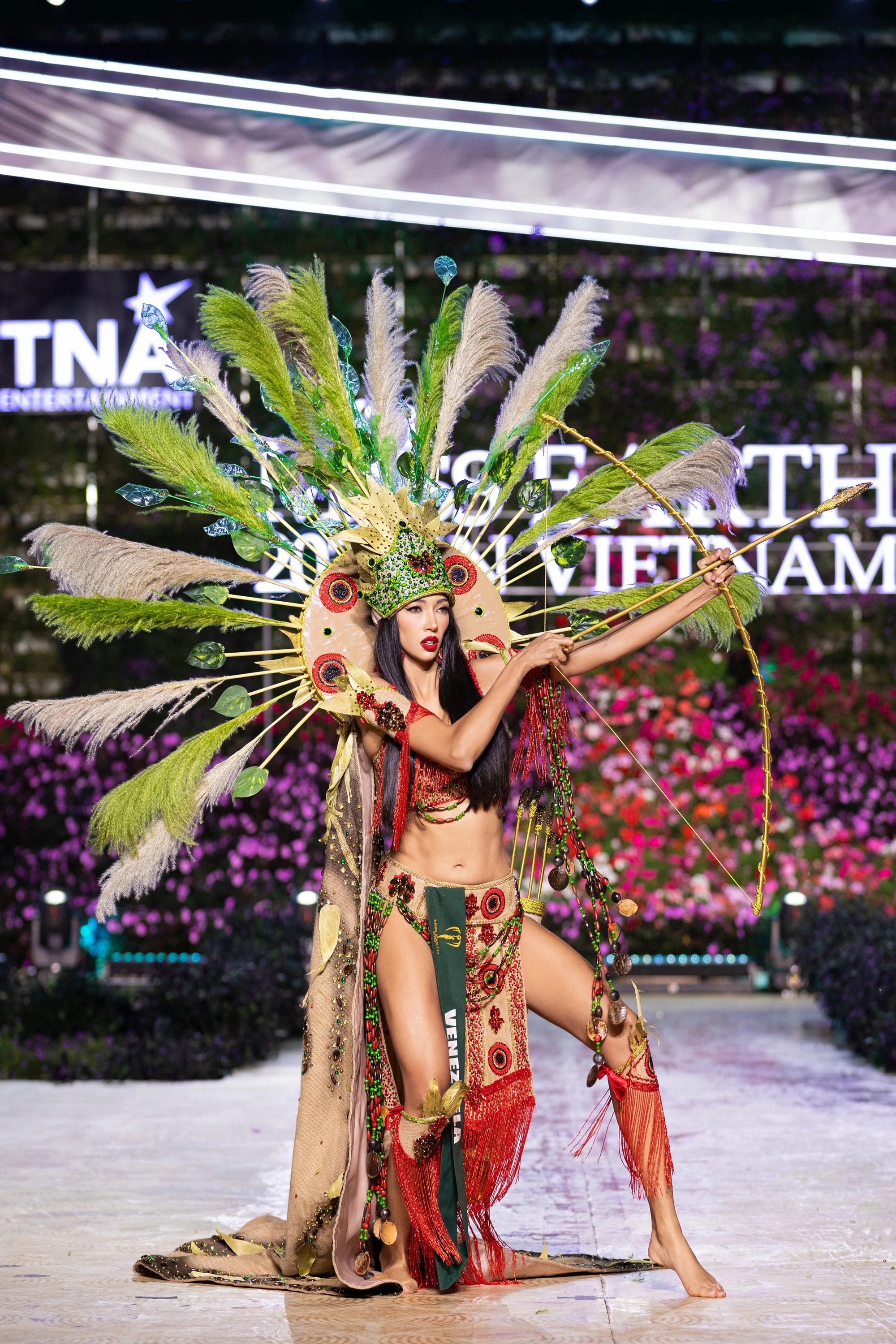 Bán kết Miss Earth 2023 màn trình Trang phục Dân tộc bùng nổ hình ảnh cỏ hoa, muông thú - Ảnh 5.