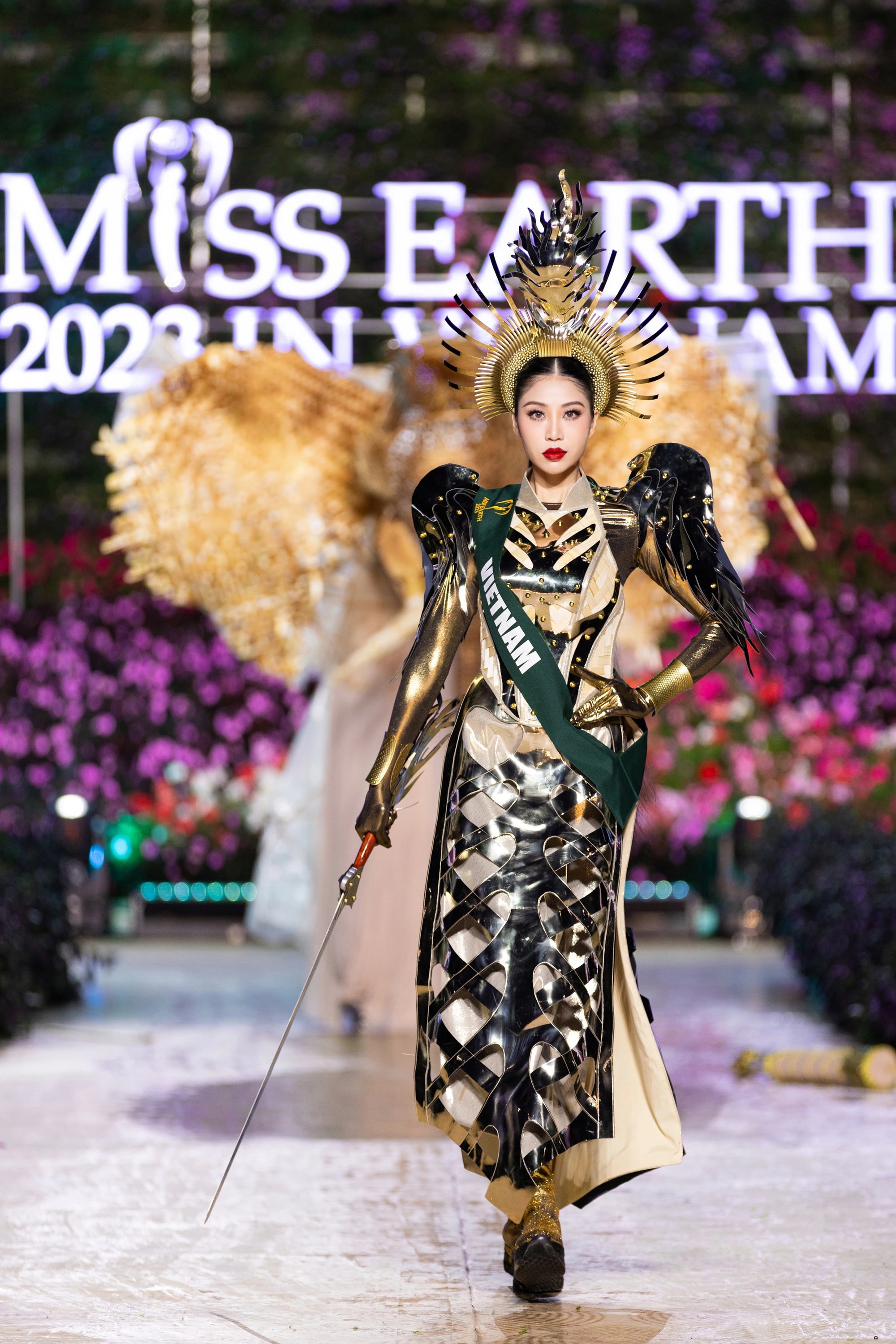 Bán kết Miss Earth 2023 màn trình Trang phục Dân tộc bùng nổ hình ảnh cỏ hoa, muông thú - Ảnh 4.