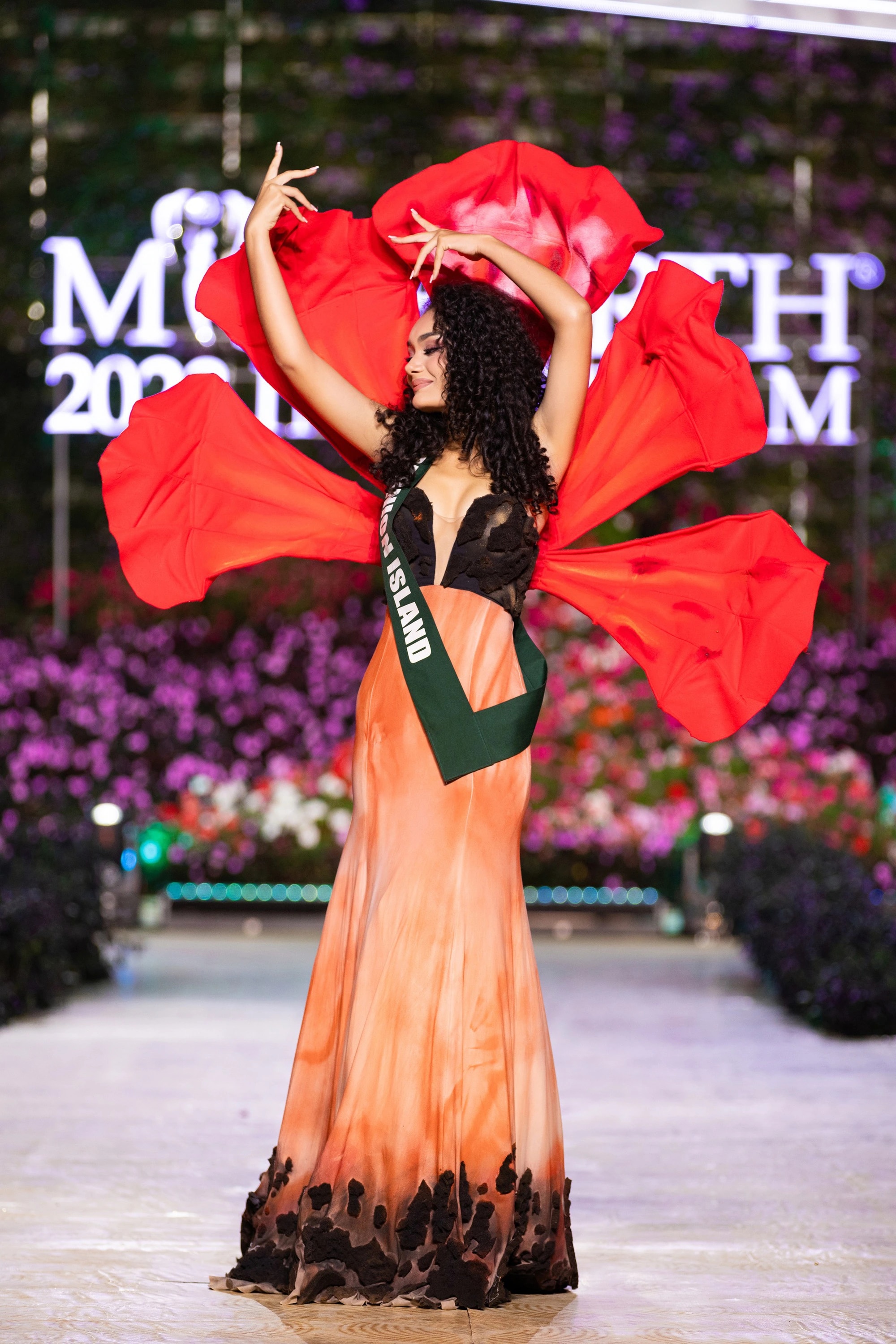 Bán kết Miss Earth 2023 màn trình Trang phục Dân tộc bùng nổ hình ảnh cỏ hoa, muông thú - Ảnh 12.