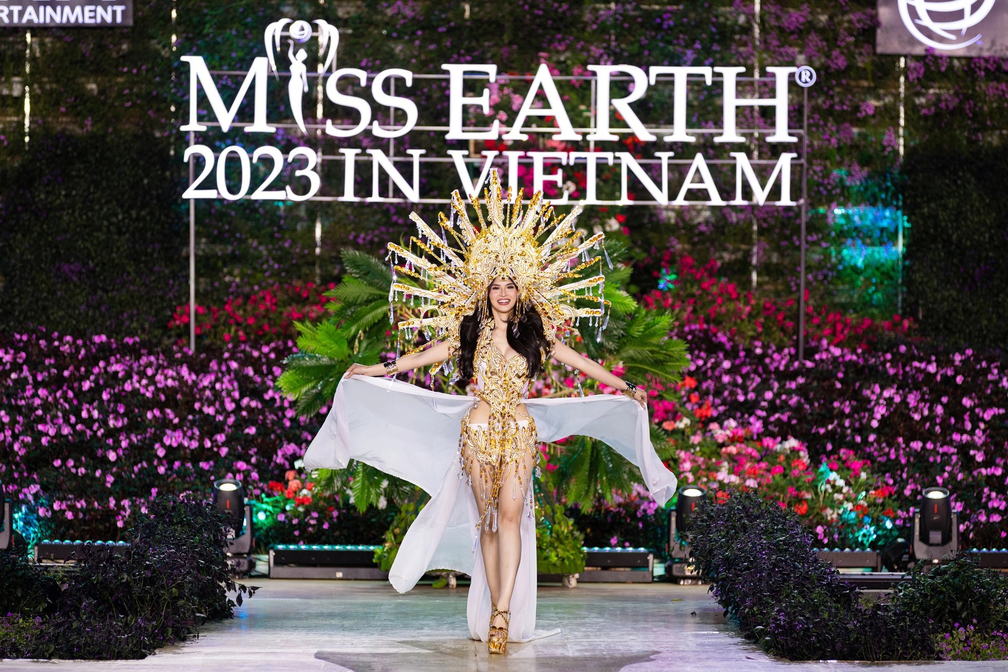 Bán kết Miss Earth 2023 màn trình Trang phục Dân tộc bùng nổ hình ảnh cỏ hoa, muông thú - Ảnh 13.