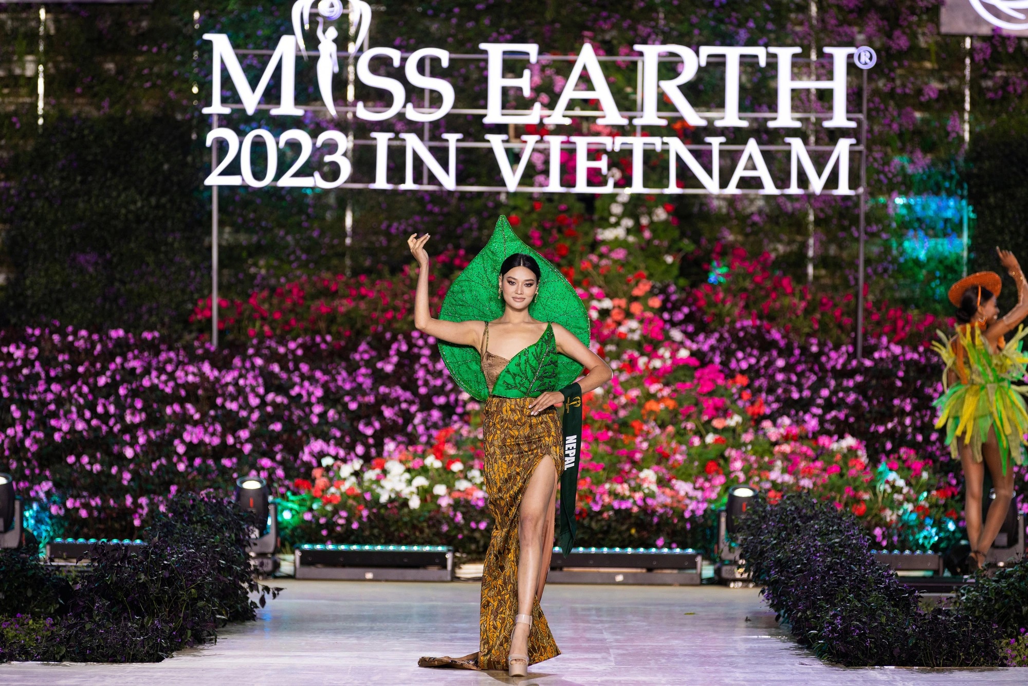 Bán kết Miss Earth 2023 màn trình Trang phục Dân tộc bùng nổ hình ảnh cỏ hoa, muông thú - Ảnh 16.