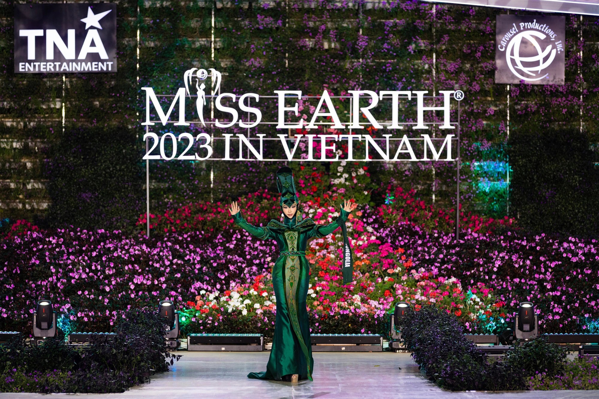 Bán kết Miss Earth 2023 màn trình Trang phục Dân tộc bùng nổ hình ảnh cỏ hoa, muông thú - Ảnh 17.