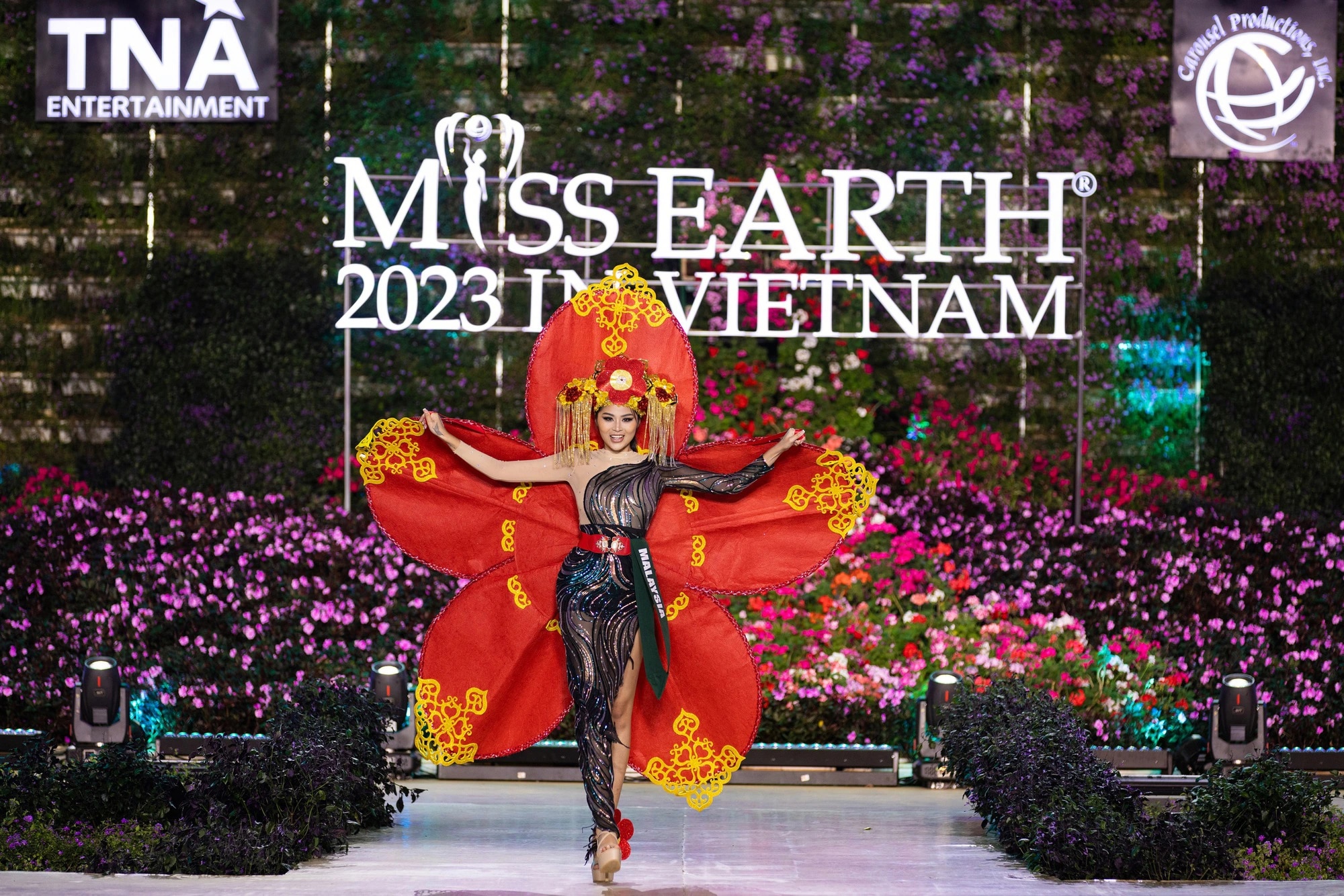 Bán kết Miss Earth 2023 màn trình Trang phục Dân tộc bùng nổ hình ảnh cỏ hoa, muông thú - Ảnh 19.